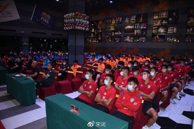 随即，他赶紧哭丧着脸说道：叶先生......您千万别把我刚才说的那些当回事，因为那些都是我吹的啊......叶辰表情淡然的问道：哦？是吗？叶涛连忙将头点得如捣蒜一般。